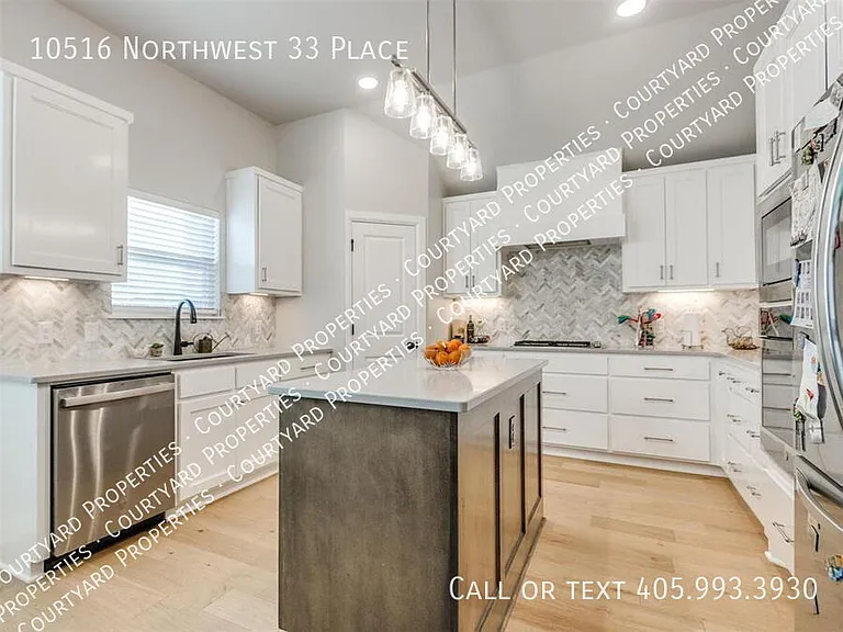 10516 NW 33rd Pl — Photo 36