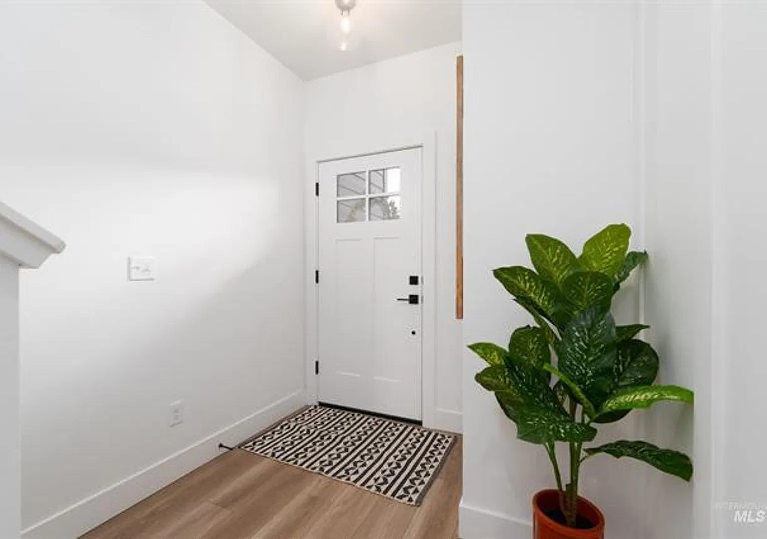 Gorgeous Townhouse with 2 Master Bedrooms!! Prefer a 6 Month Lease! — Photo 2