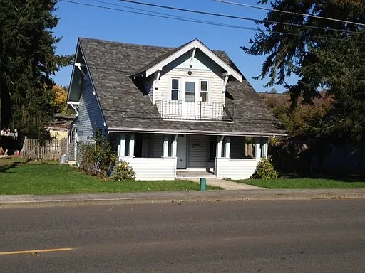 707 E Main St photo 1