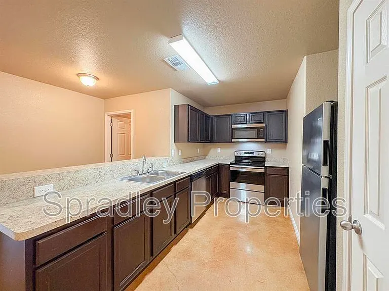 725 Laila Ln — Photo 5