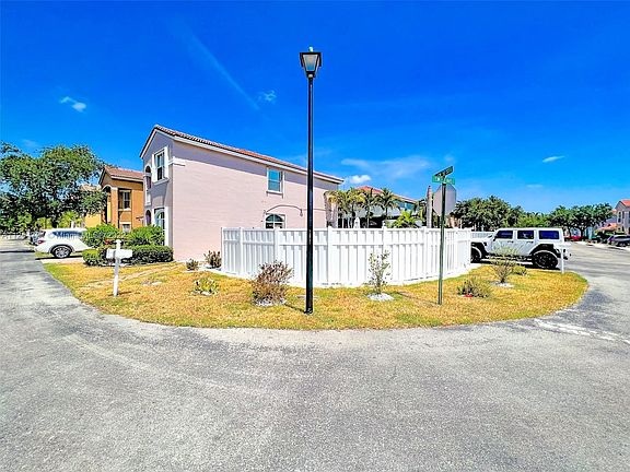 4th image of 3709 SW 51st St #3709