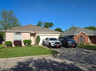 416 Hollyberry Dr, Mansfield, TX 76063