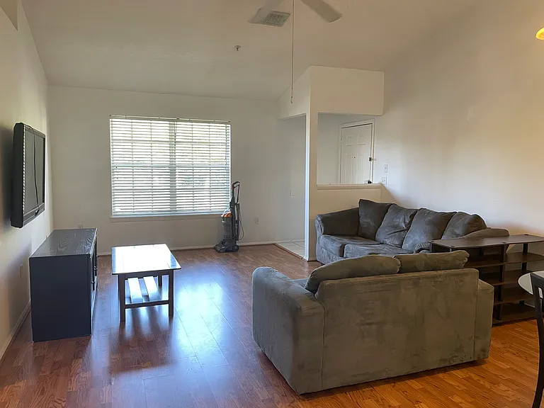 160 Reserve Cir #212 — Photo 3