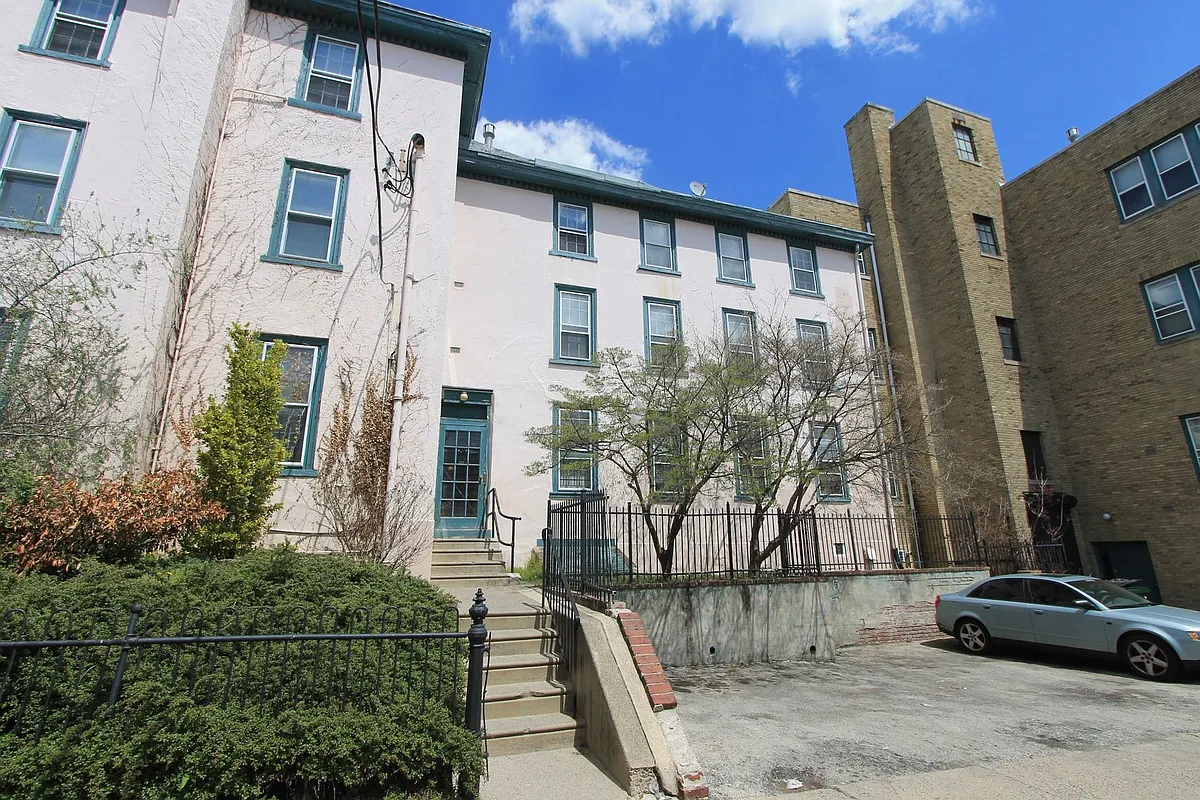 Building Photo - 100 E Price St
