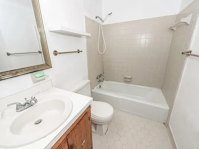 120 Colonial Ct — Photo 19