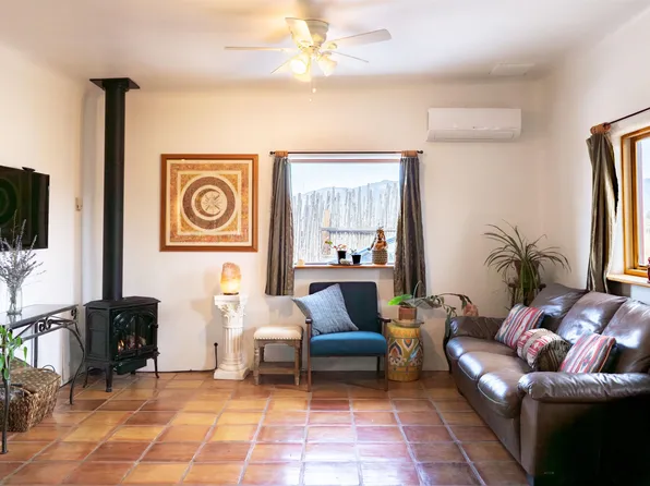 142 State Hwy 522 #1, El Prado, NM 87529