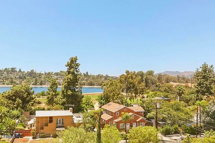 3 bed, 3.0 bath, 1858 sqft, $6,600 — Photo 2