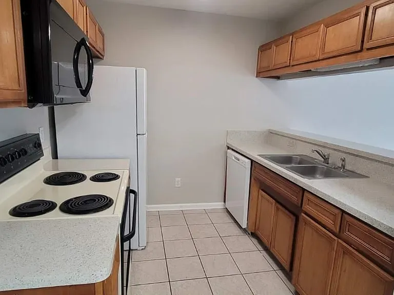2525 Hartsfield Rd #8 — Photo 6