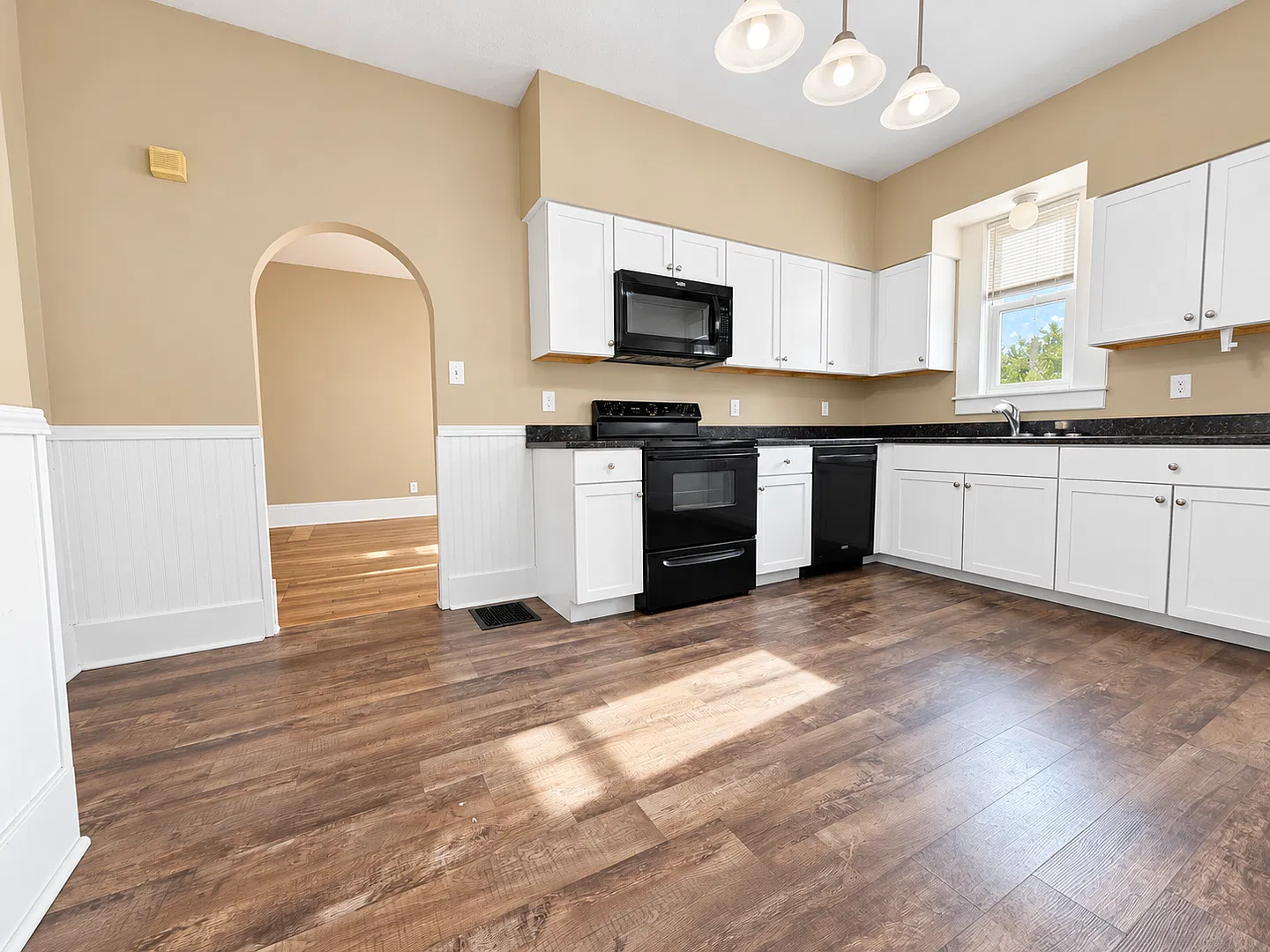 Available NOW! Large 4 bedroom 1 bath house in Dayton's Bluff area!! — Photo 1