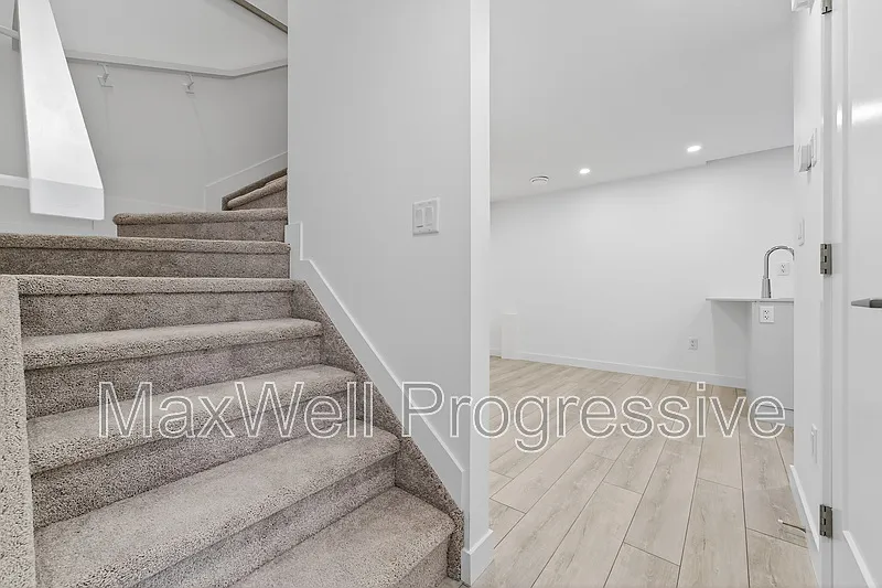 Photo 1 of 16 - 13516 115th Ave NW #14 - Edmonton, AB Primary Photo - 13516 115th Ave NW #14