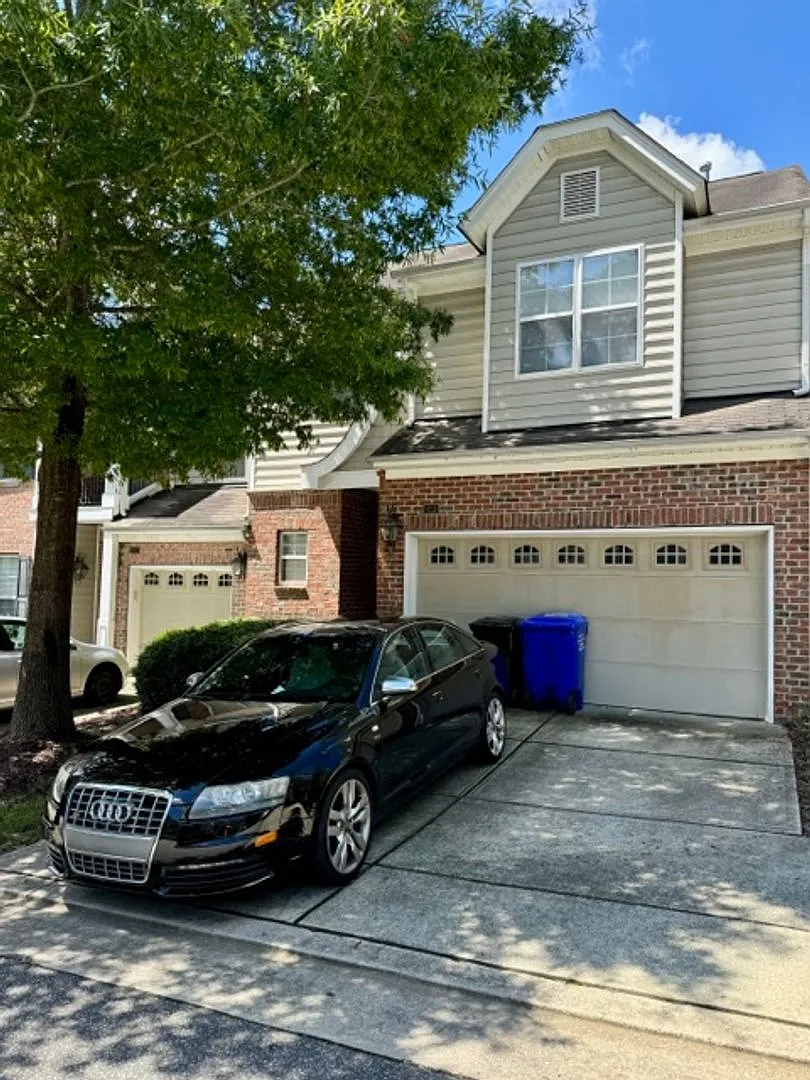 Upscale 3BR Vineyard Square Townhome | Gourmet Kitchen & Two-Car Garage — Photo 2
