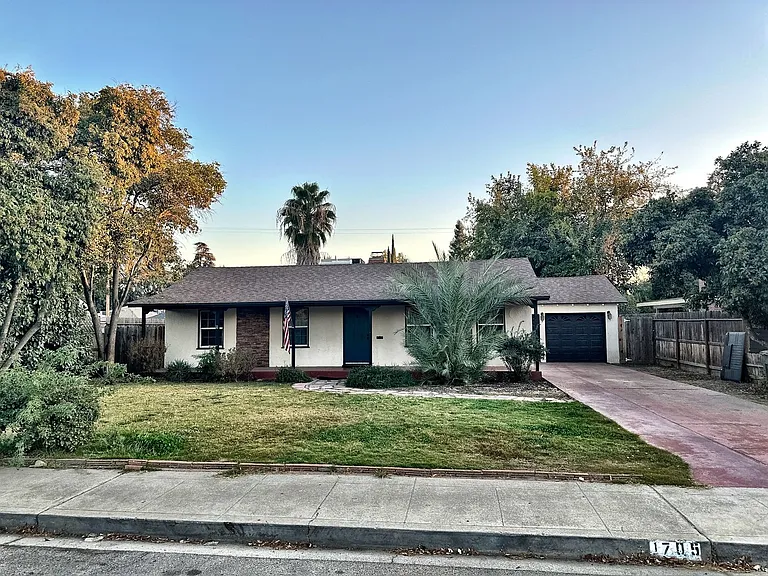 1705 W Noble Ave — Photo 1
