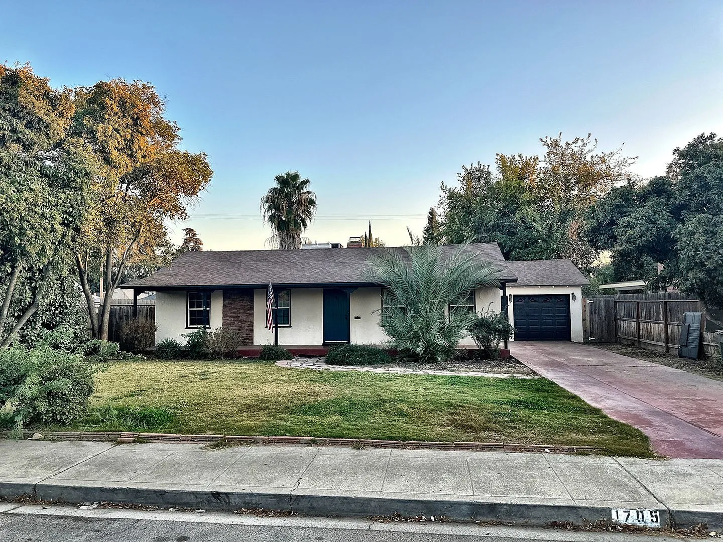 1705 W Noble Ave photo 1
