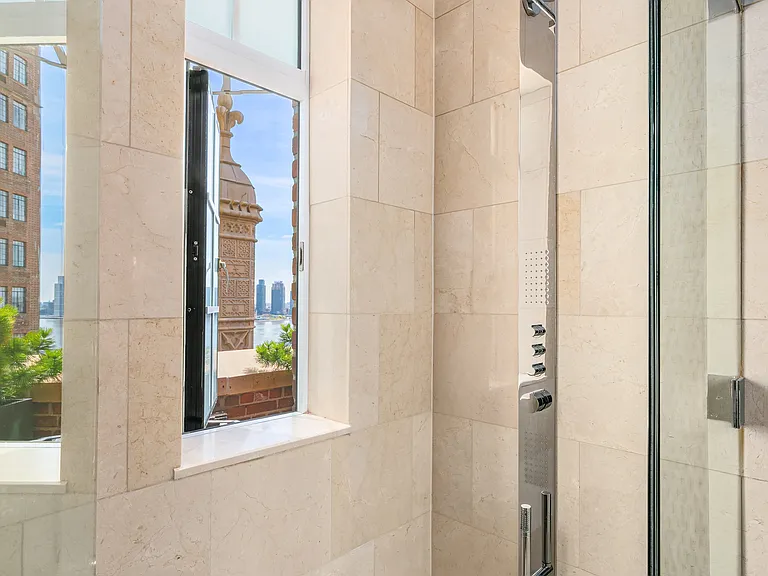 333 E 43rd St #Penthouse 14 — Photo 14