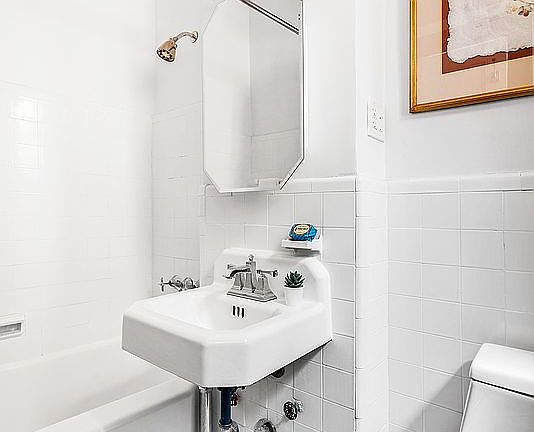 4th image of 615 W 113th St APT 42