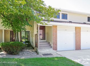961 Pine Tree Cir S, Buffalo Grove, IL 60089