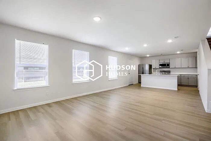 4 bed, 3.0 bath, 1828 sqft, $1,725 — Photo 2