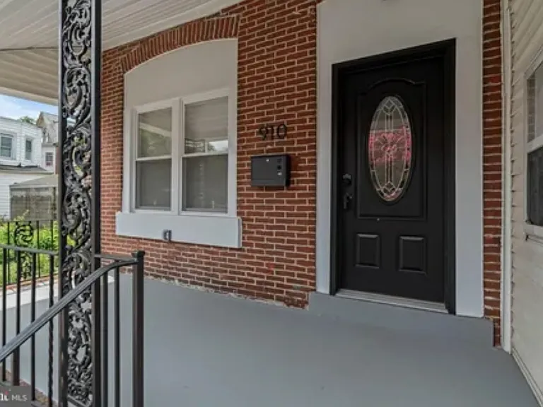 910 Barclay St — Photo 1