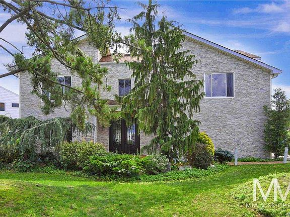 2nd image of 22 Oak Point Dr S