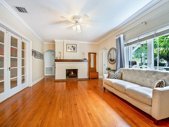 4th image of 1031 Venetia Ave