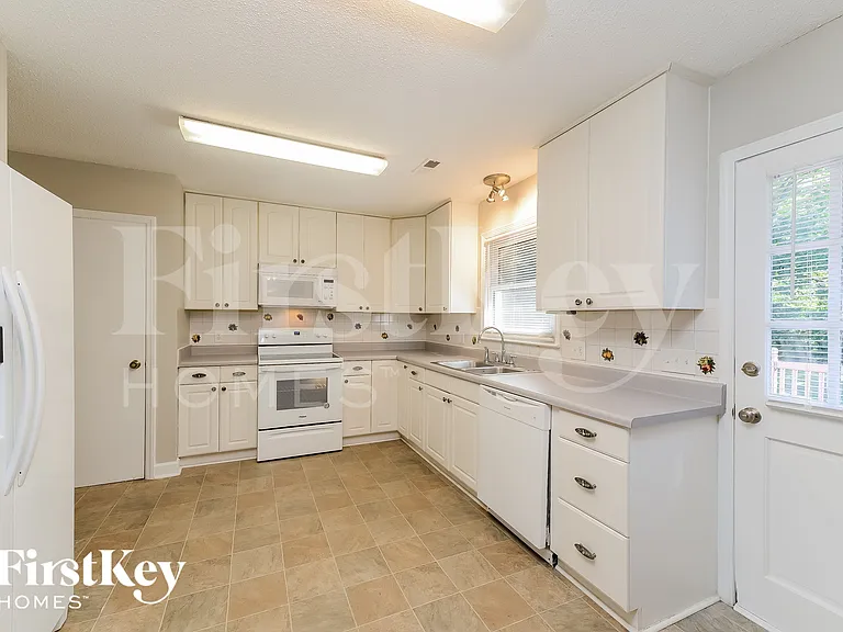 1045 High Ridge Rd — Photo 7