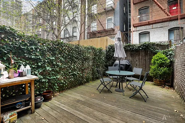 Rented by Anchor Associates | media 24