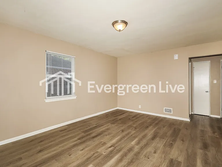 222 S Gladstone Ave — Photo 3
