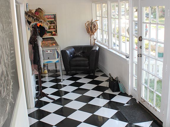 4th image of 1864 Taylor Ave