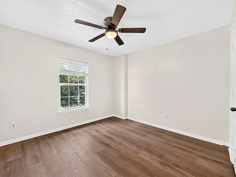 19246 Hopeview Ct — Photo 35