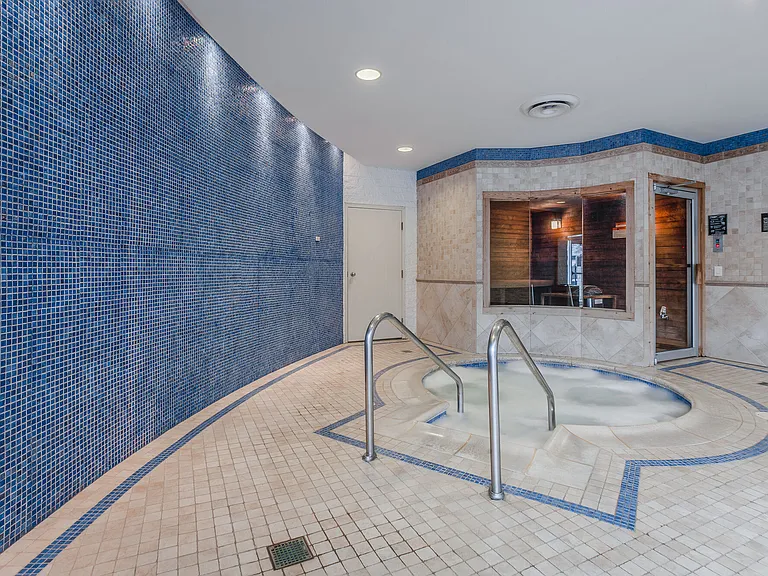 THE VANTAGE APARTMENTS — Photo 15