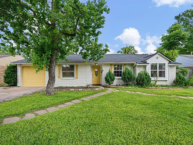 5718 Greencraig Dr — Photo 2