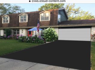 1035 Hunter Ct, Deerfield, IL 60015