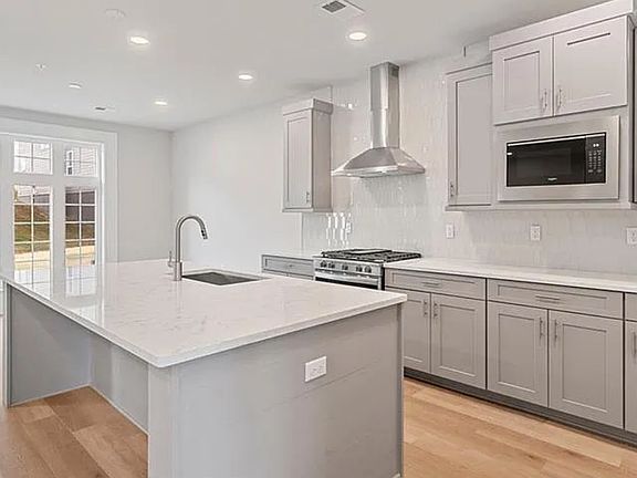 4th image of 406 Cranford Way