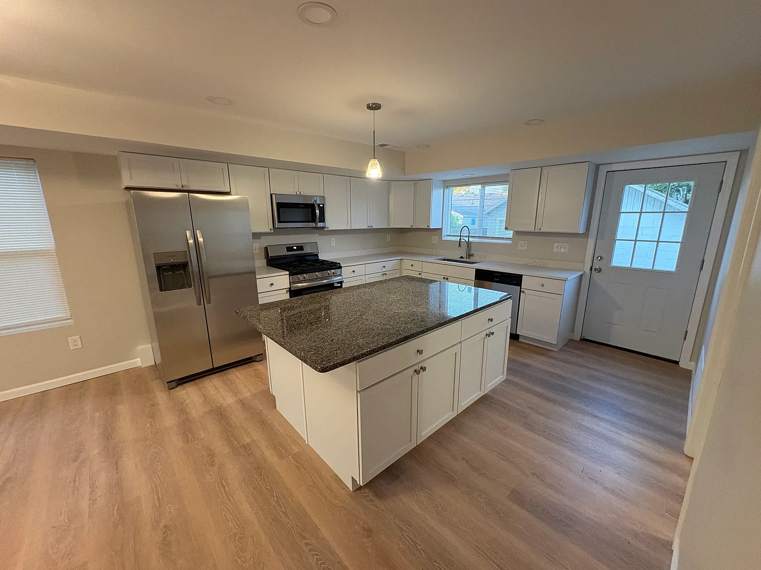 3 bed, 2.5 bath, 1490 sqft, $2,000 — Photo 2
