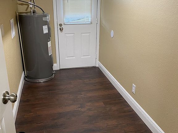 4th image of 384 S Chaucer Ln