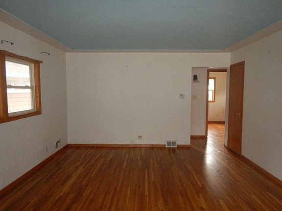 3rd image of 251 Douglas St E