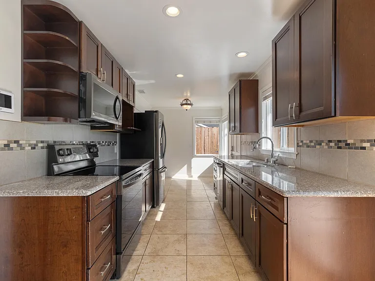 Kitchen looking toward breakfast nook