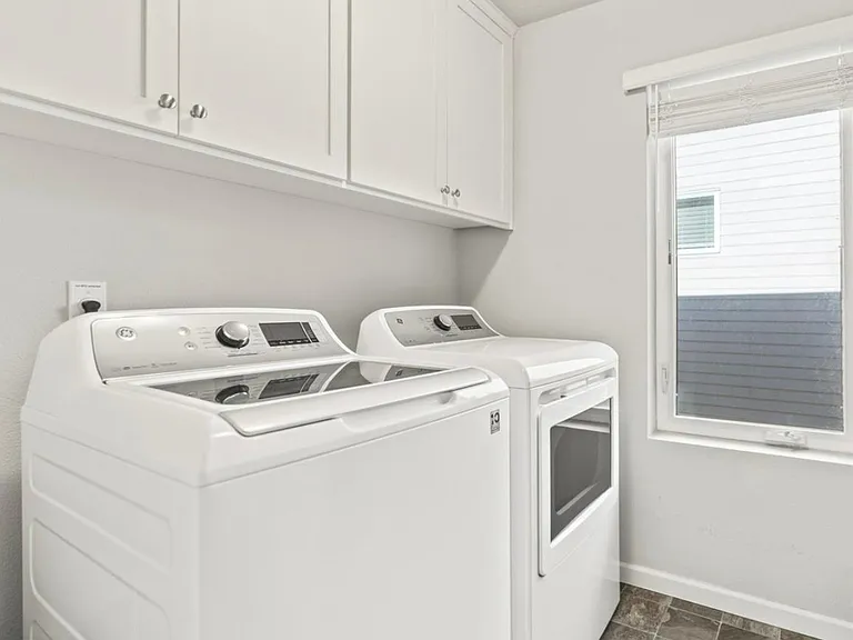 Laundry room with Shelves