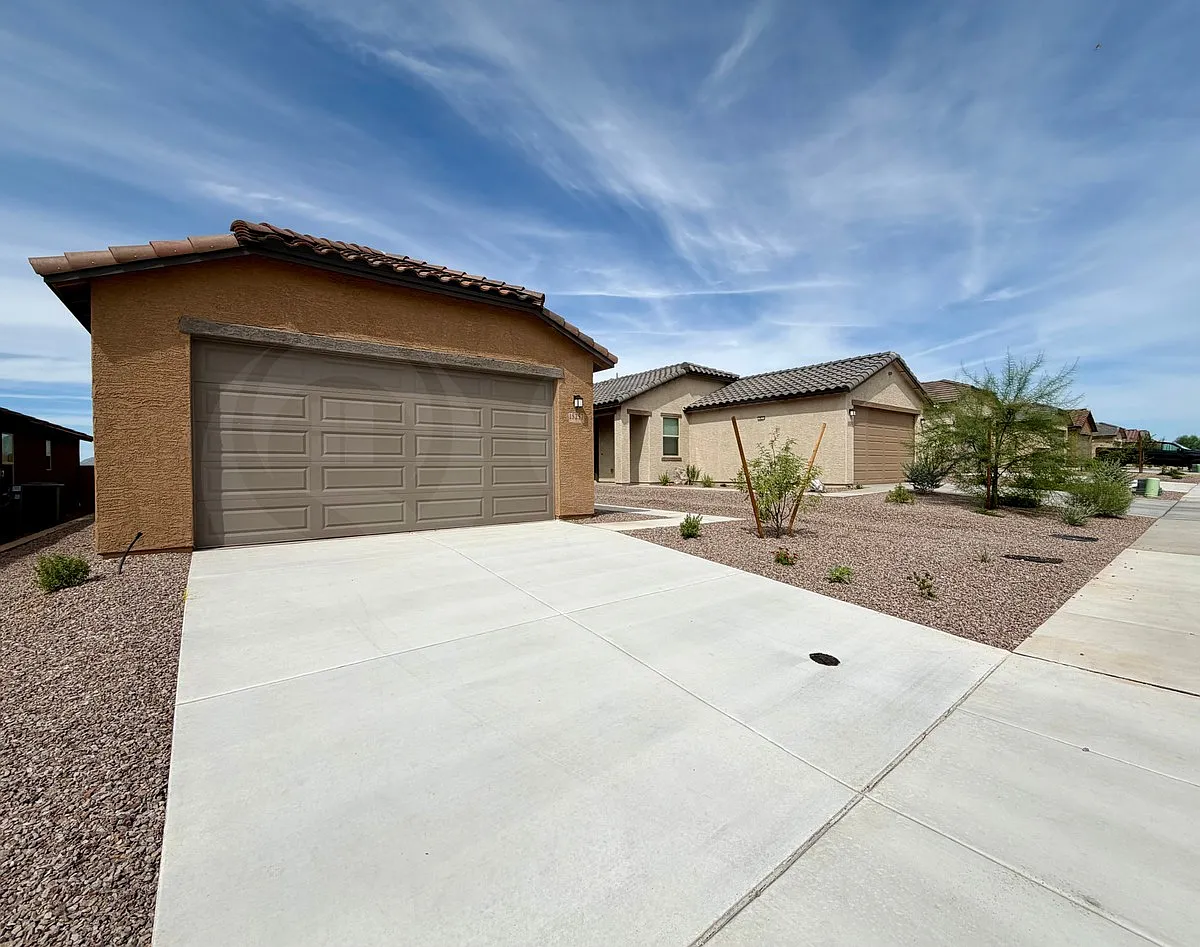 3 bed, 2.0 bath, 1262 sqft, $2,000 — Photo 3