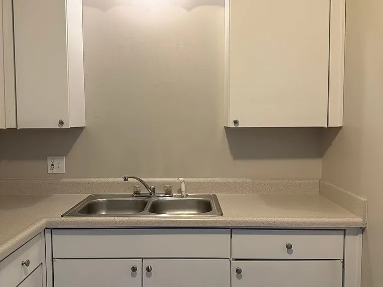 Executive House Apartments — Photo 48
