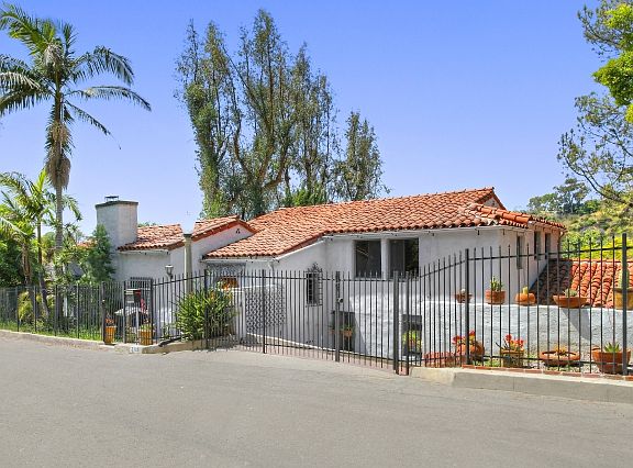 2nd image of 3119 Hollyridge Dr