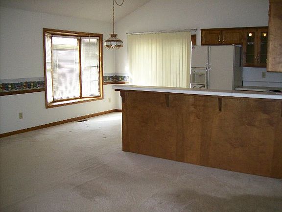 4th image of 102 Chadford Ct