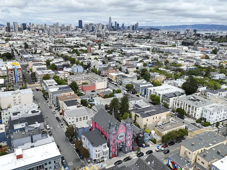 1076 S Van Ness Ave — Photo 67