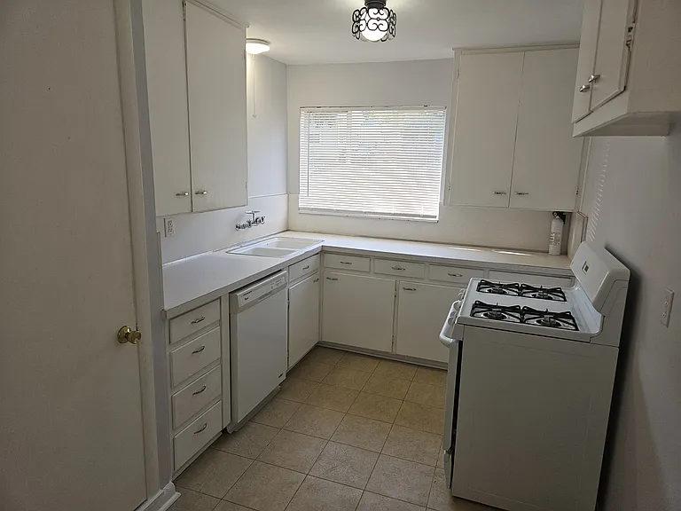 Dishwasher, Gas Stove, Large Pantry