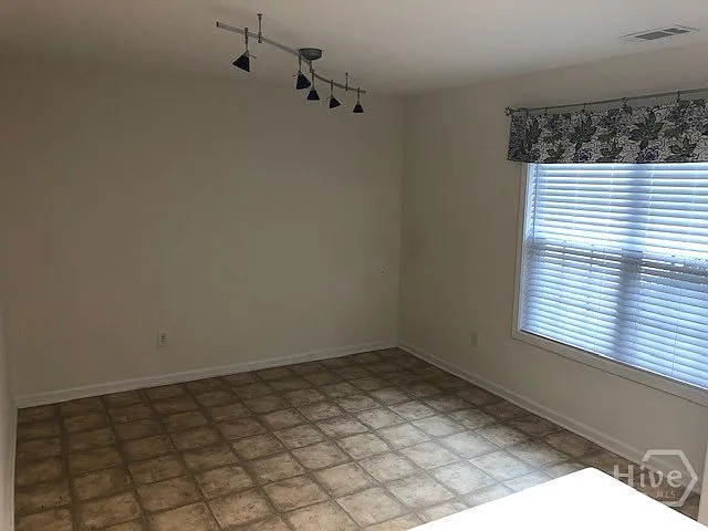 225 Lexington Cir — Photo 10