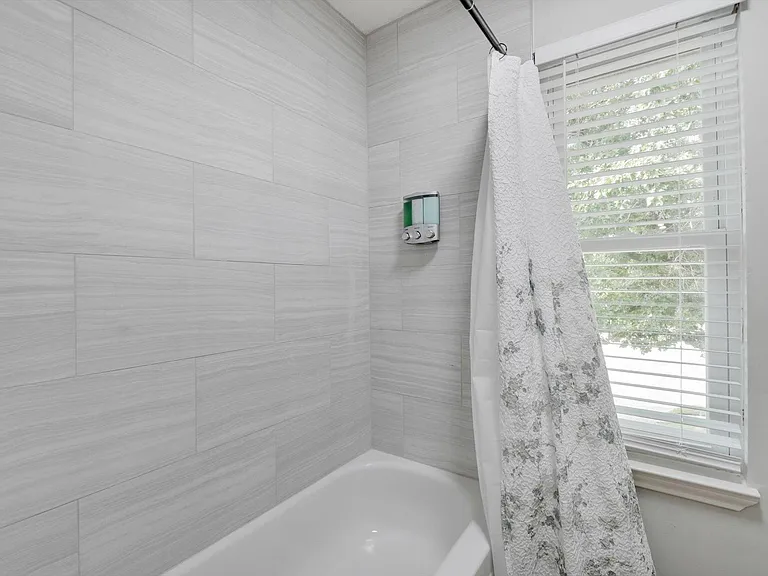 2200 Glenbrook St — Photo 26
