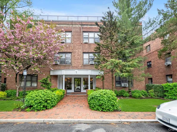 1 Town House Place #2E, Great Neck, NY 11021