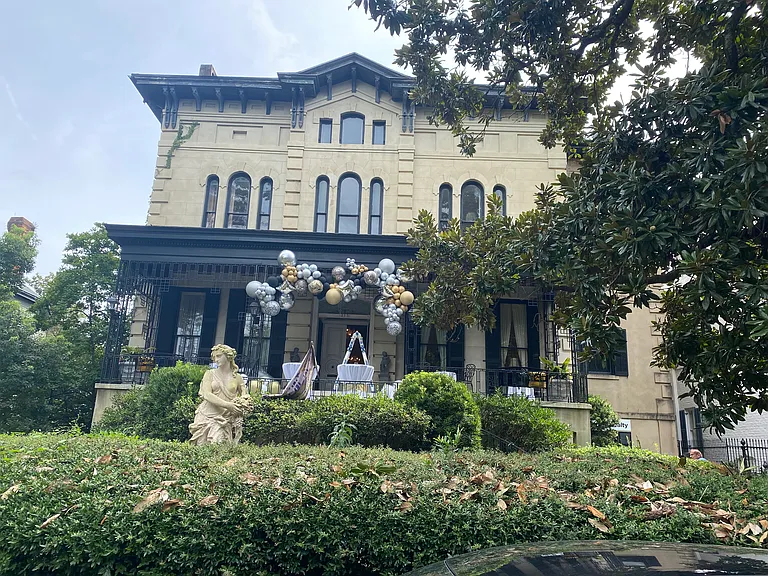 E Hall St — Photo 31