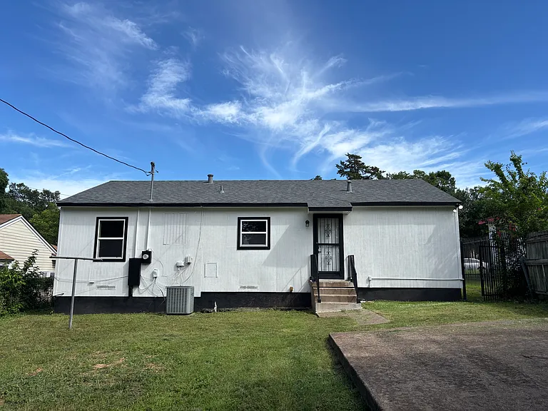 1825 Dudley St — Photo 15