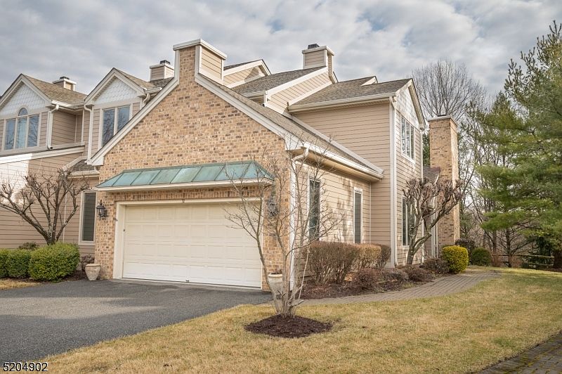 1st image of 31 Louis Dr
